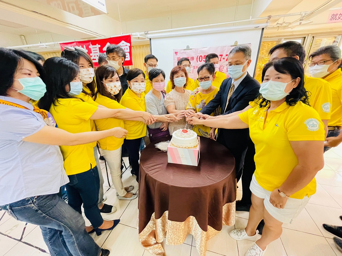 雲科大領袖班生攜100公分巨型康乃馨　為創世溫柔鬥士慶母親佳節 - https://www.watchmedia01.com