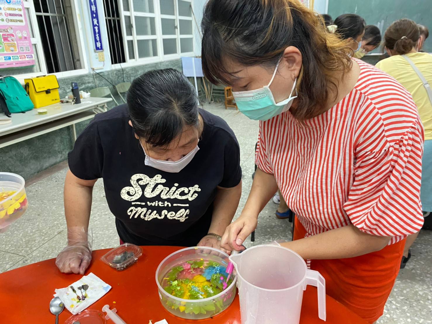 雙福姊妹花教作果凍花 社區婆媽溫馨體驗 - https://www.watchmedia01.com