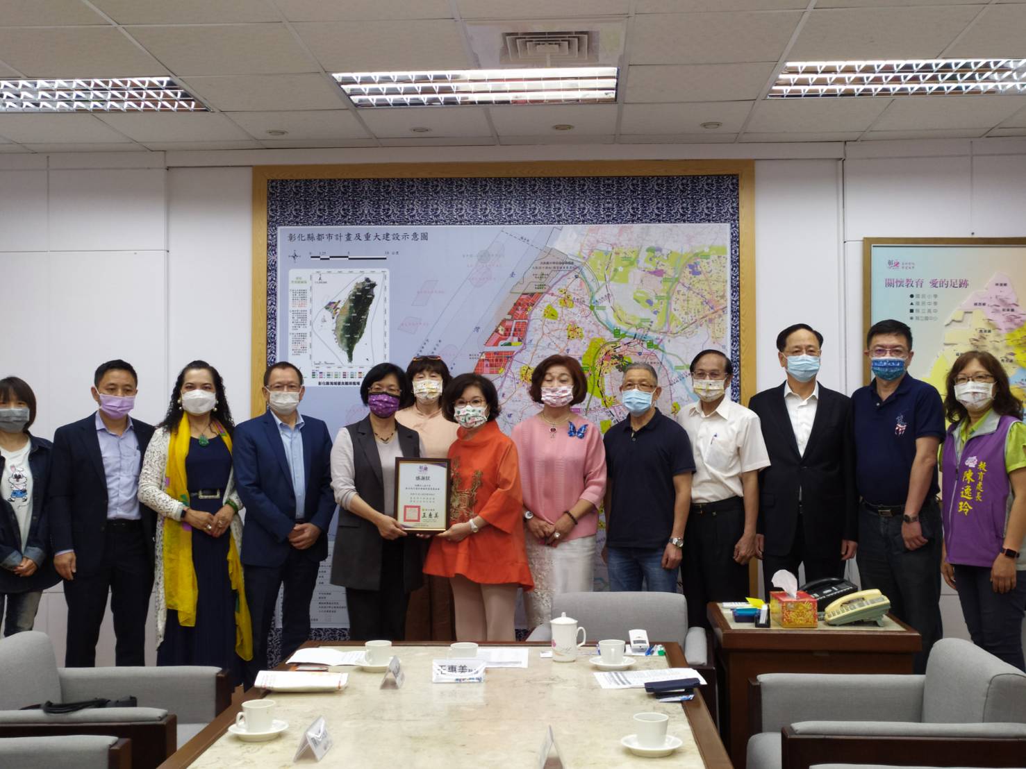 讓更多孩子學好英文　向日葵社福基金會捐贈雙語教材造福彰化學子 - https://www.watchmedia01.com