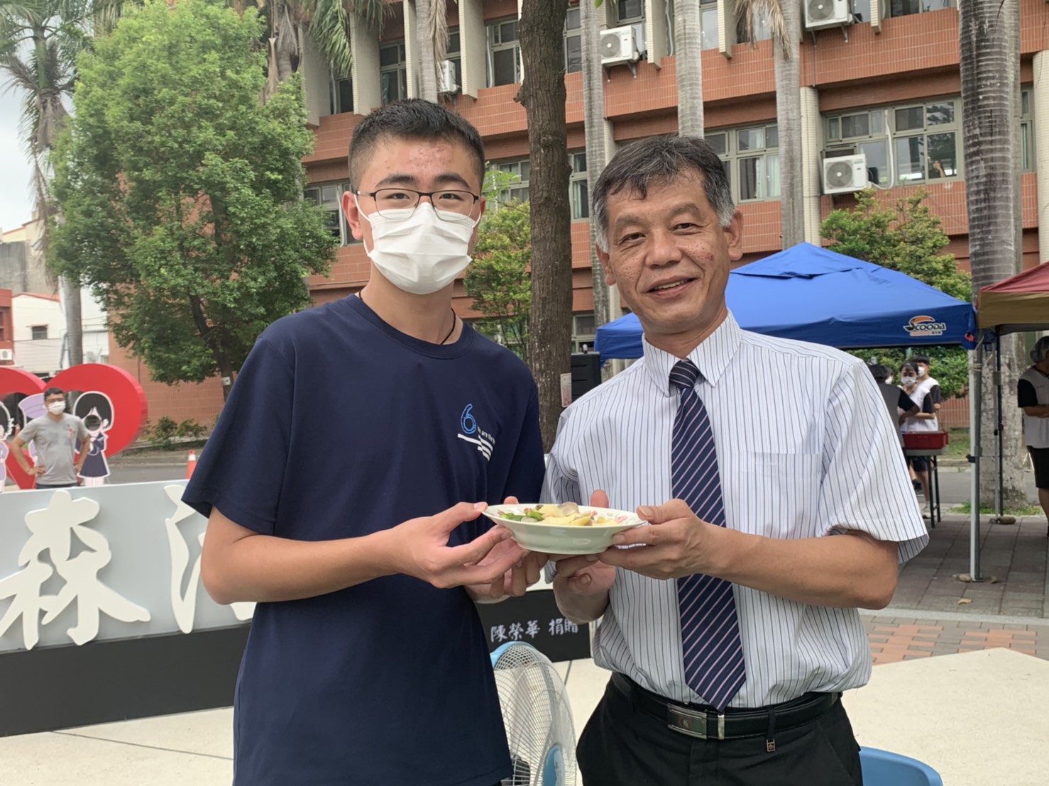 影／賺人眼淚的母親節 員林高中學子包水餃、舀湯謝親恩　 - https://www.watchmedia01.com