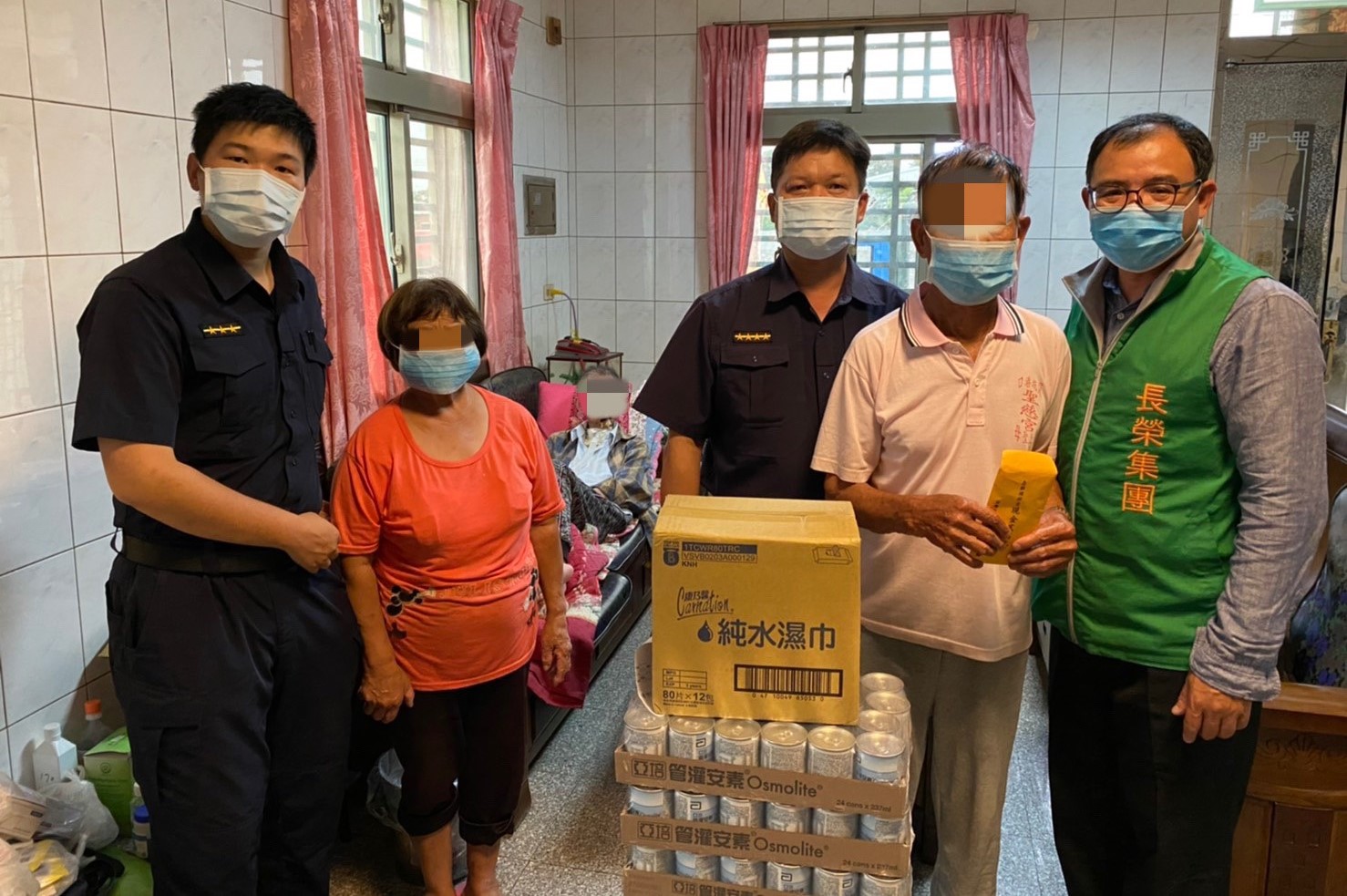 母親節前夕 張榮發基金會與北港警送愛到偏鄉　 - https://www.watchmedia01.com
