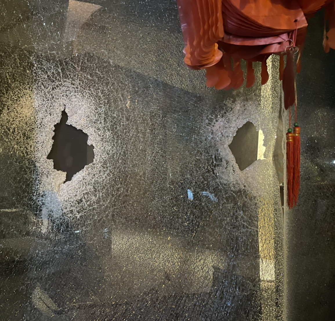 黑衣人暗夜手持球棒砸店　彰化市護膚店遭殃 - https://www.watchmedia01.com