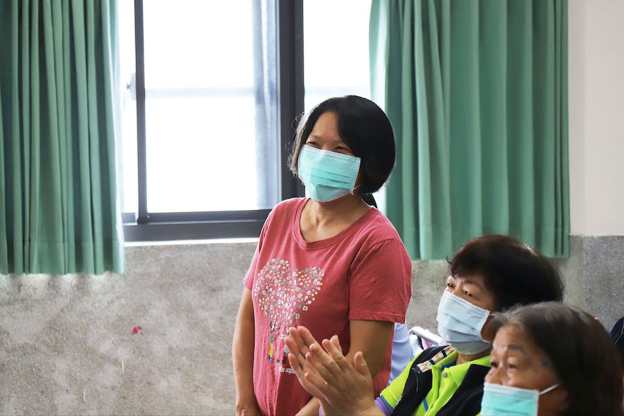 侯美蓮賣畫併民眾捐款 建樓梯升降椅奉獻社區 - https://www.watchmedia01.com