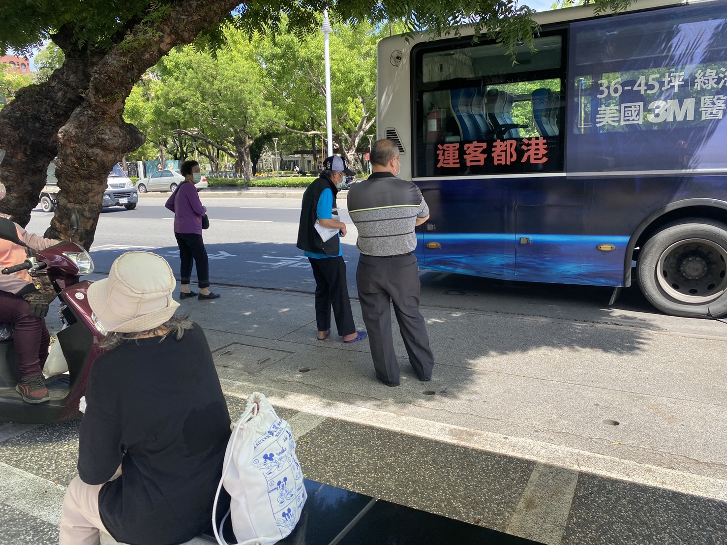 太離譜！公車爆胎繼續開　現場《如砲戰聲》揚濃煙　目擊者「驚述」：以為大白天發生槍戰 - https://www.watchmedia01.com