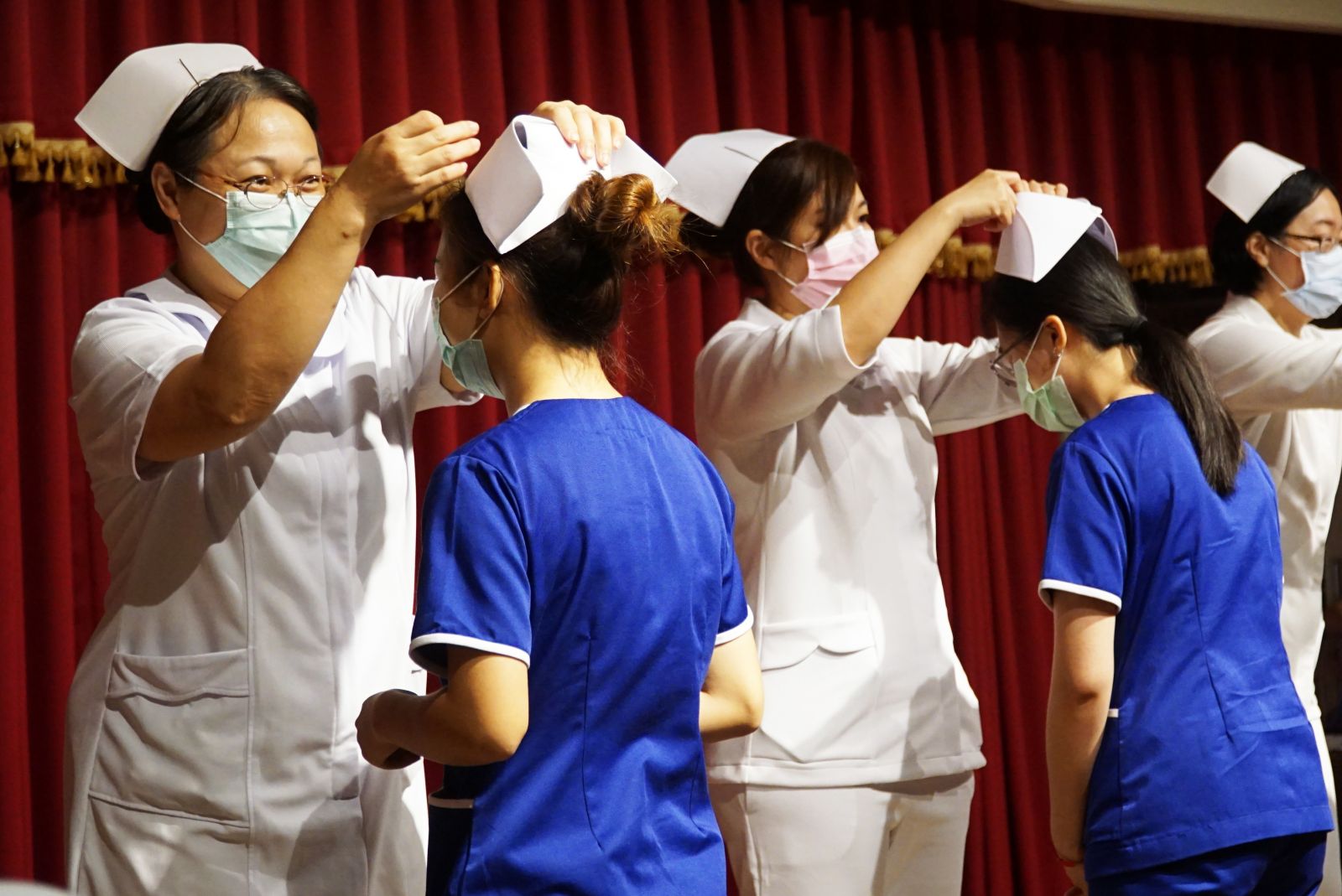 影／護理系加冠典禮　夢想起飛136人宣誓為南丁格爾傳人 - https://www.watchmedia01.com