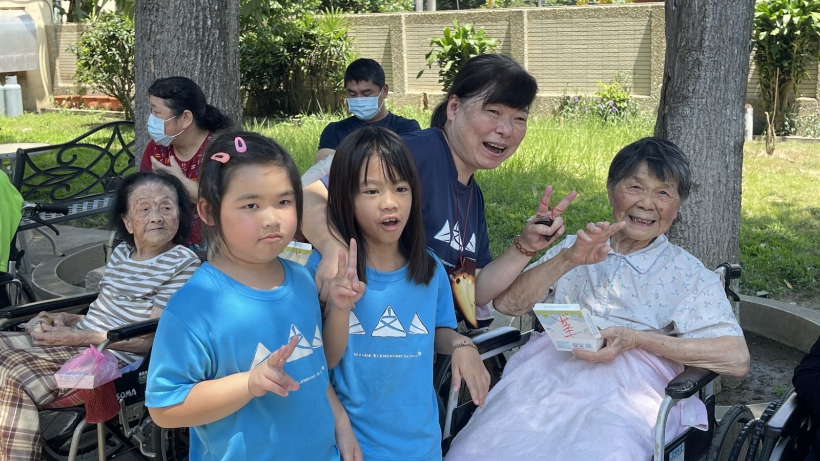 影／文德國小用音樂傳愛 社區長輩一起歡慶母親節 - https://www.watchmedia01.com