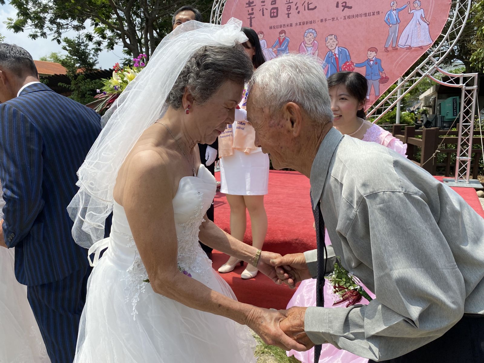 影／百對長輩「尪某」著婚紗禮服見證白頭偕老諾言 - https://www.watchmedia01.com