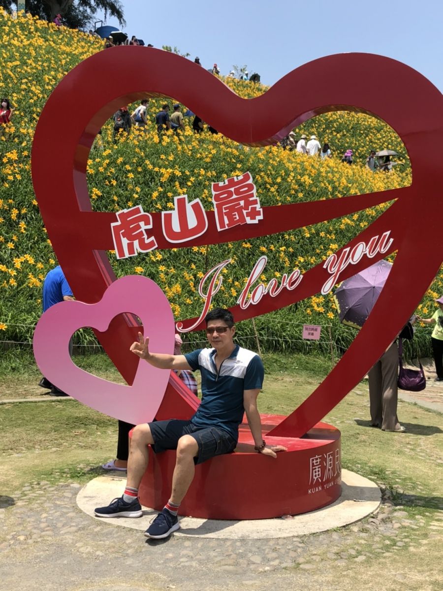 影／滿山金黃　花壇鄉虎山巖滿山金針花全開如鋪黃地毯 - https://www.watchmedia01.com