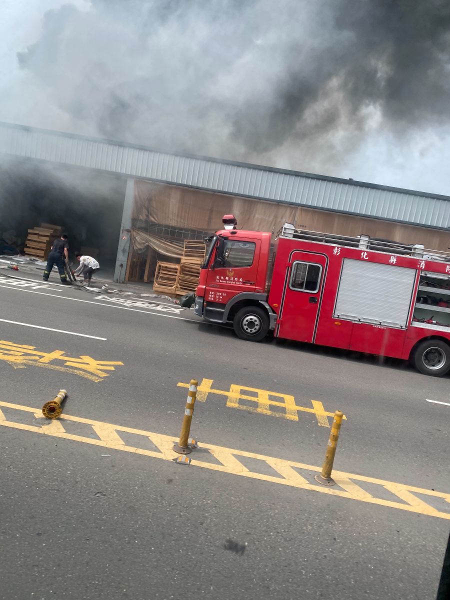 影／溪湖二溪路工廠大火　警車葬「身」火海 - https://www.watchmedia01.com