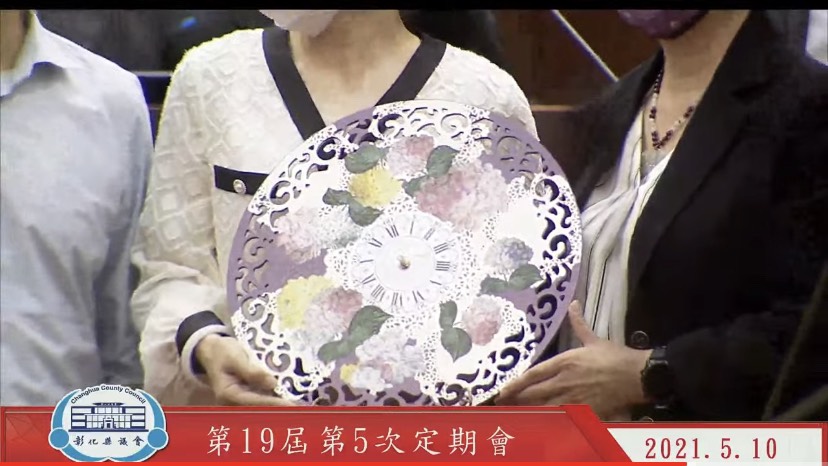 影／溫芝樺贈王惠美蝶古巴特藝術掛鐘「忘我」 - https://www.watchmedia01.com