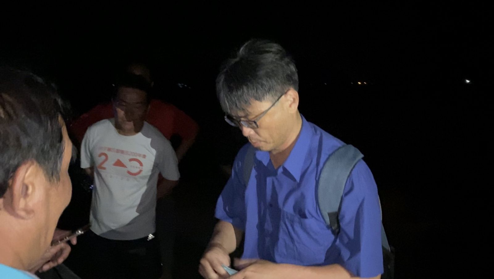 影 / 土資場業者毀諾偷施工 台南北門農民深夜抗爭 - https://www.watchmedia01.com