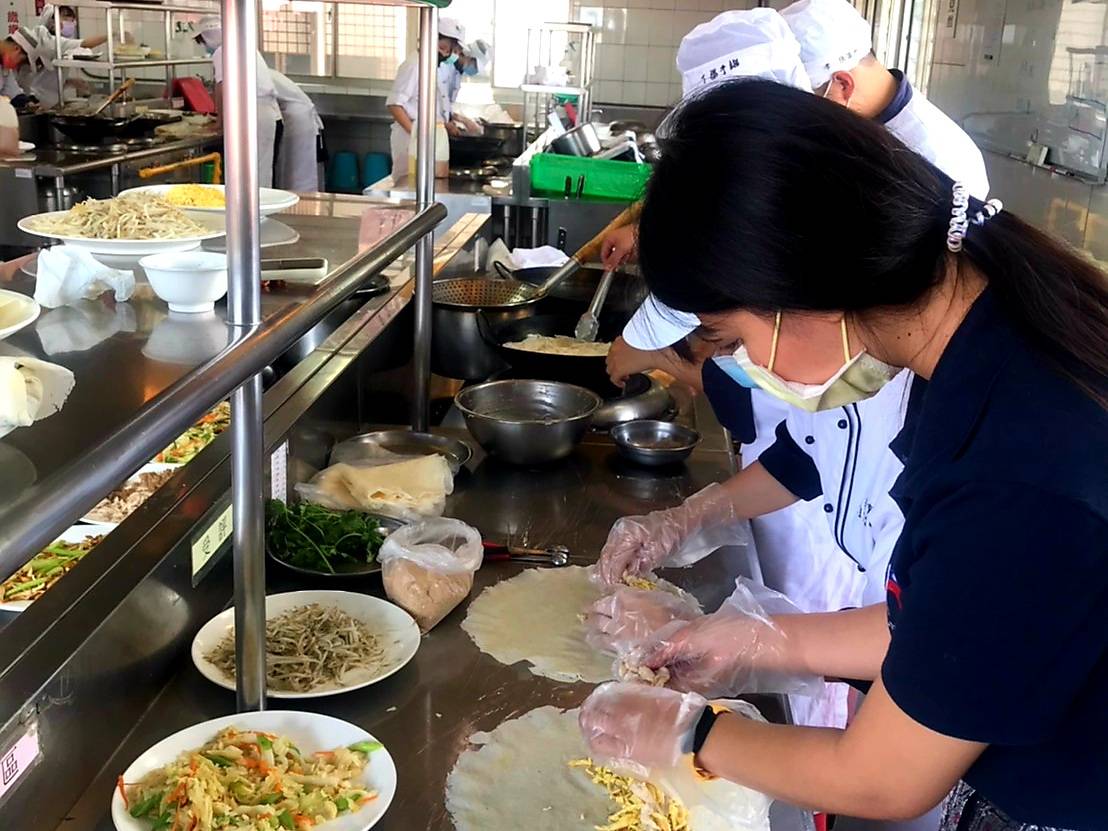 影／與世界同窗　明道大學、達德餐飲科教國際生作春捲 - https://www.watchmedia01.com