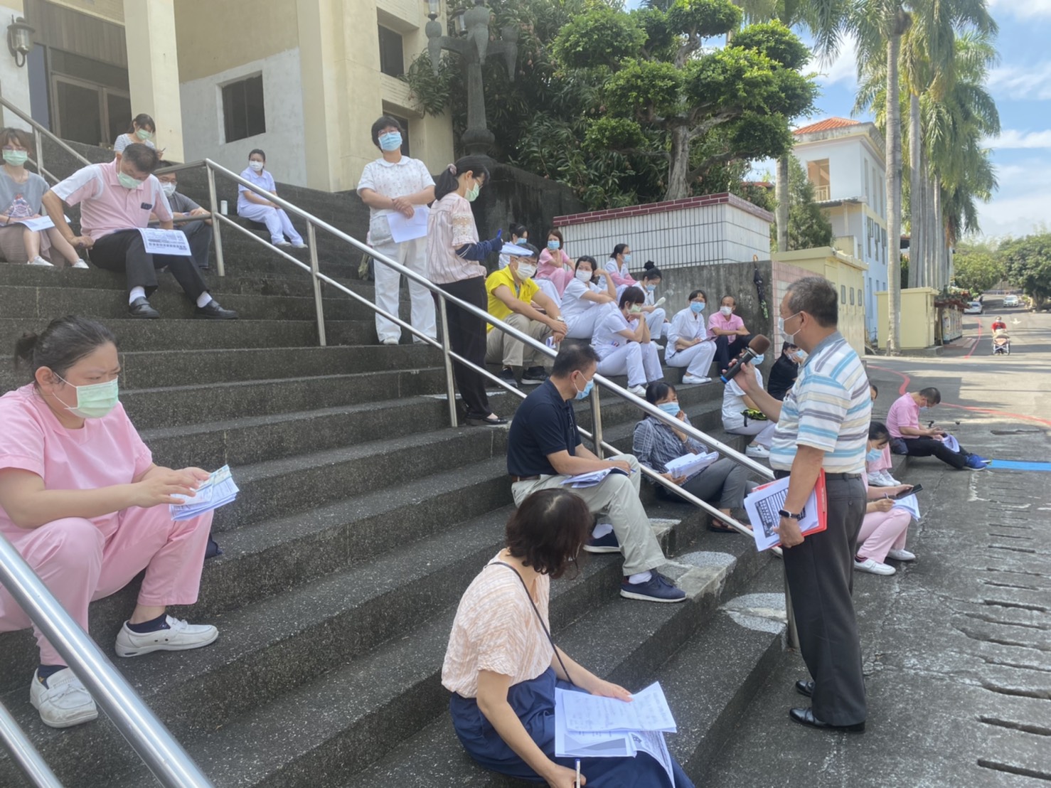 本土疫情大爆炸　彰化榮家戶外召開防疫會議強化防疫作為 - https://www.watchmedia01.com