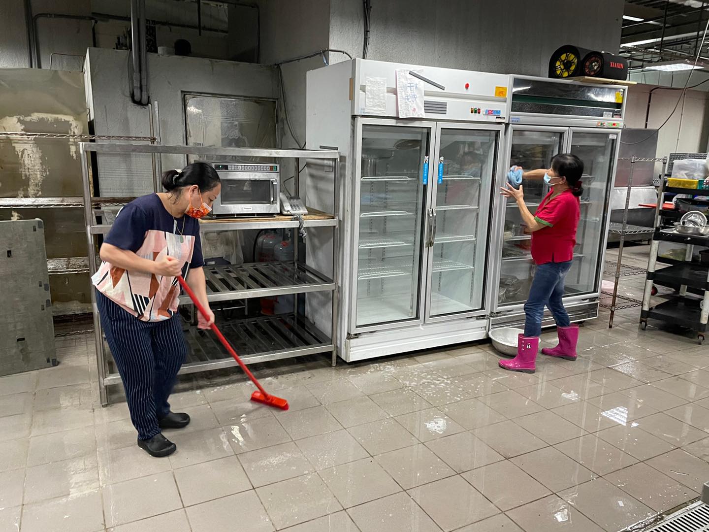 葡葡媽媽參加喜宴　花壇全國麗園餐廳火速酒精抹拭桌椅消毒 - https://www.watchmedia01.com