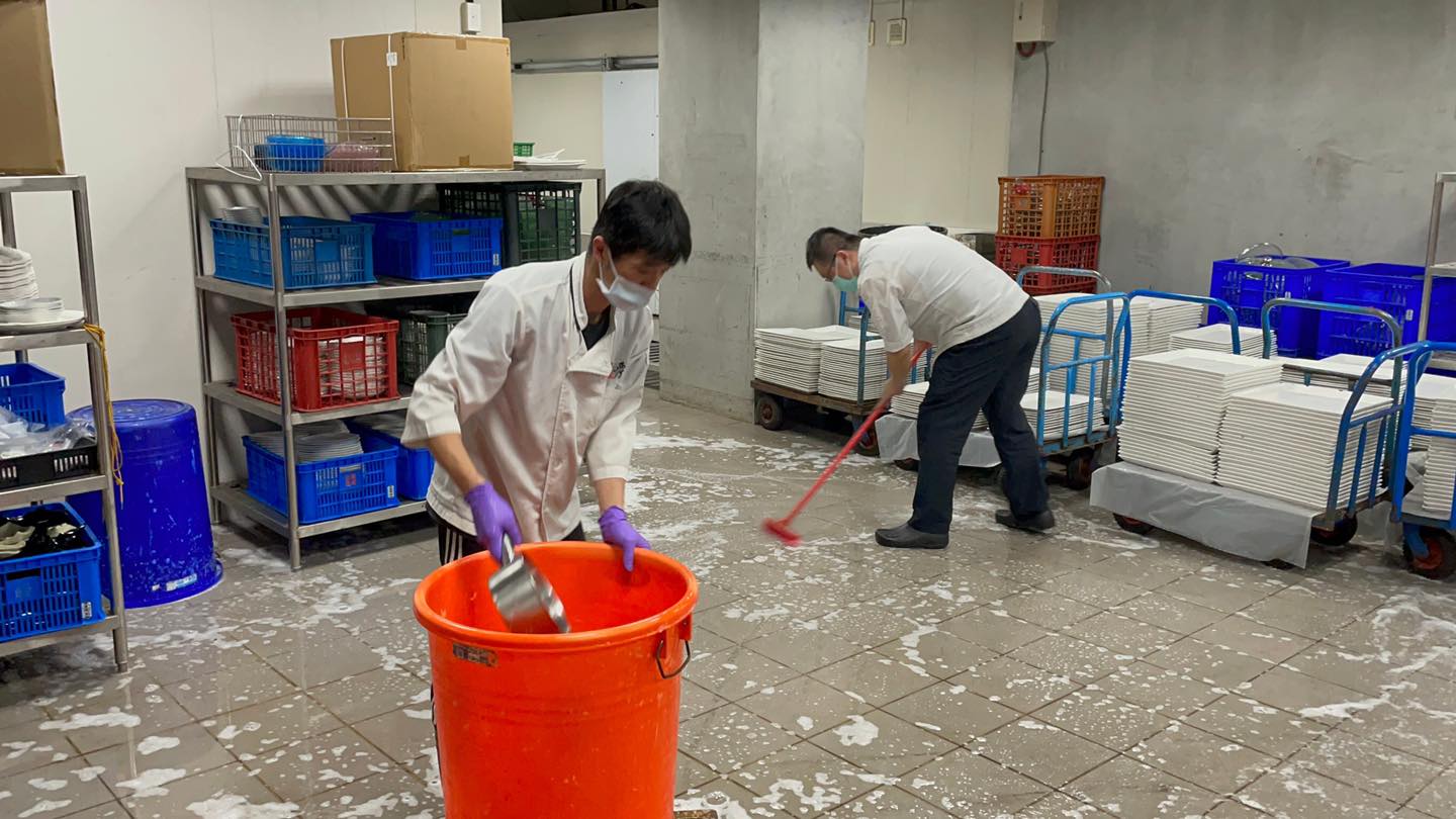 葡葡媽媽參加喜宴　花壇全國麗園餐廳火速酒精抹拭桌椅消毒 - https://www.watchmedia01.com