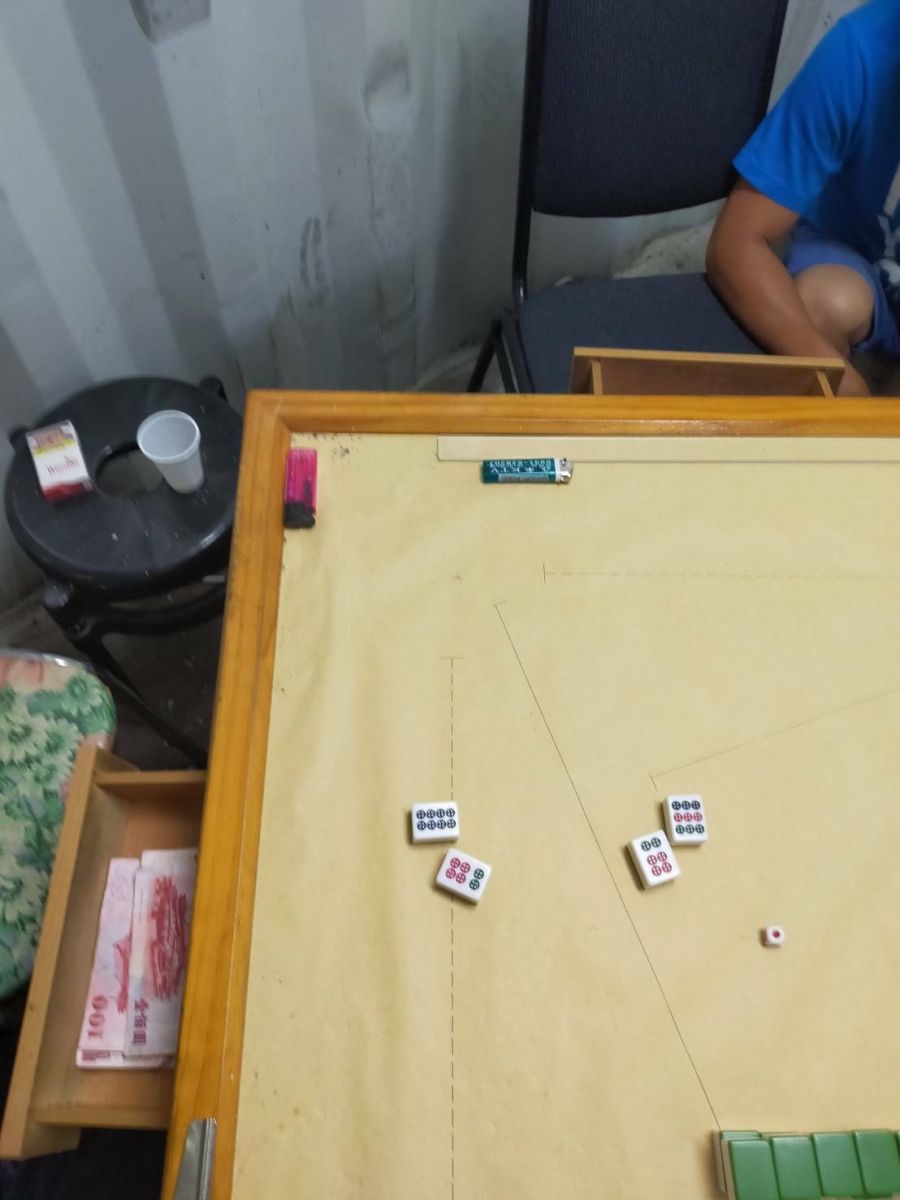不怕死！假停業真聚賭　彰化警查獲職業賭場逮13賭徒 - https://www.watchmedia01.com