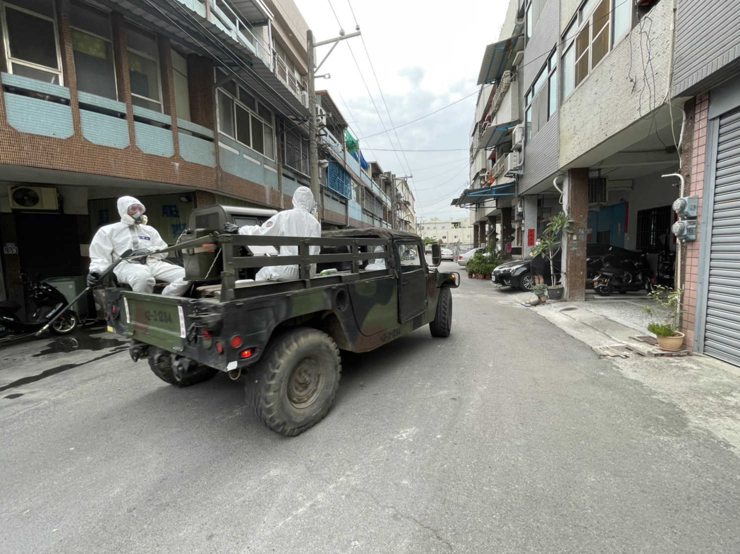 影／葡萄家族感染鏈增至36人 化學兵群偵消營進駐溪湖展開無差別消毒 - https://www.watchmedia01.com