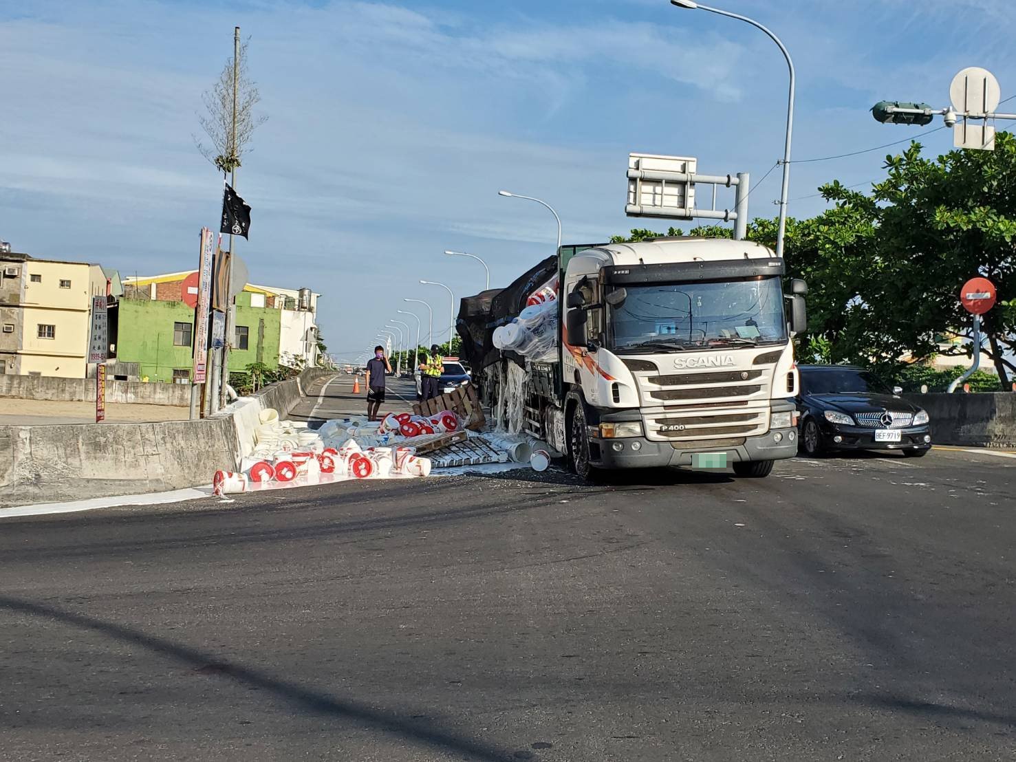 大貨車運載油漆桶掉落一地　黑色柏油路秒變白 - https://www.watchmedia01.com