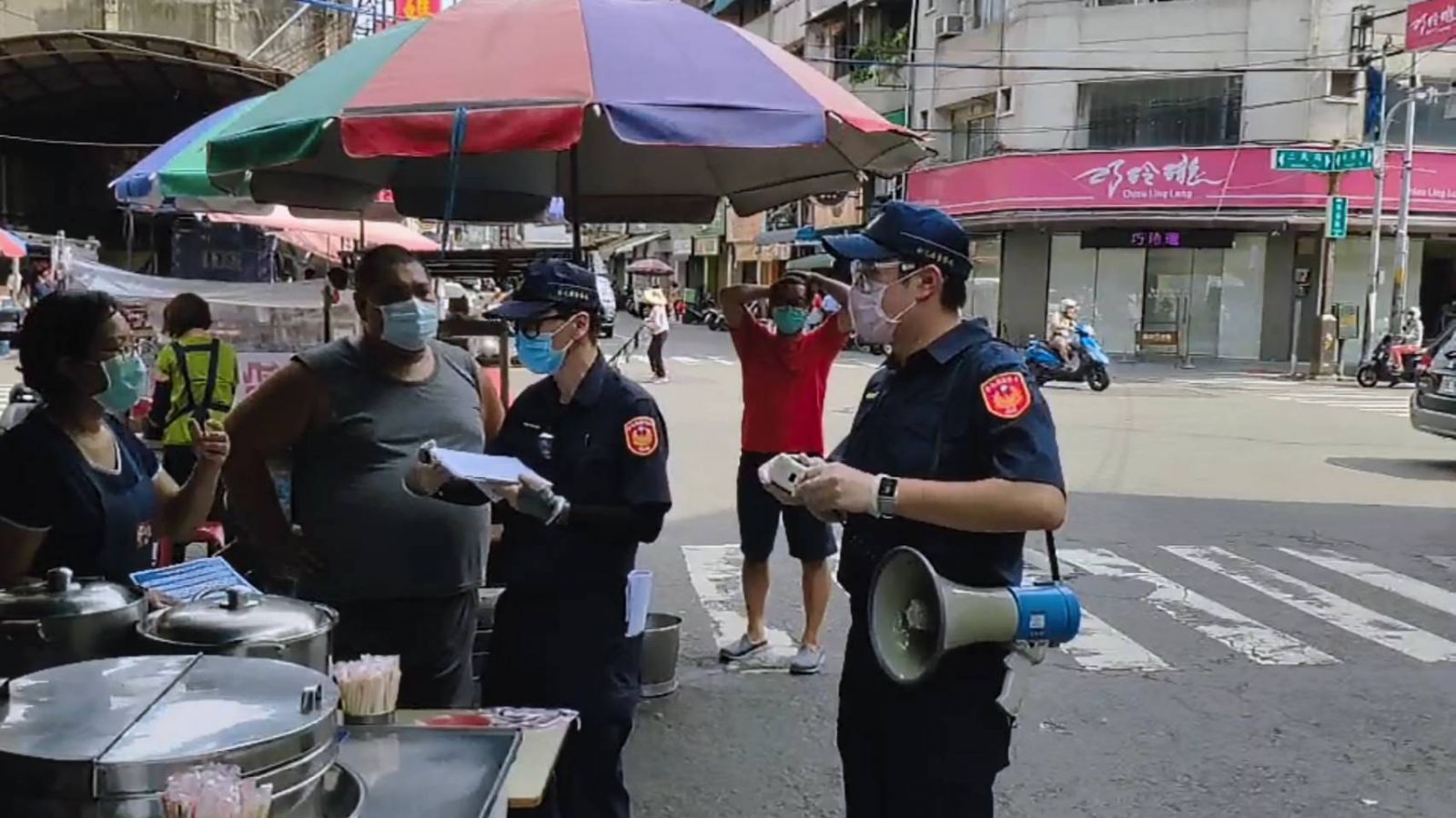 影／不甩勸導戴口罩 惹毛波麗士大人開立告發單 - https://www.watchmedia01.com