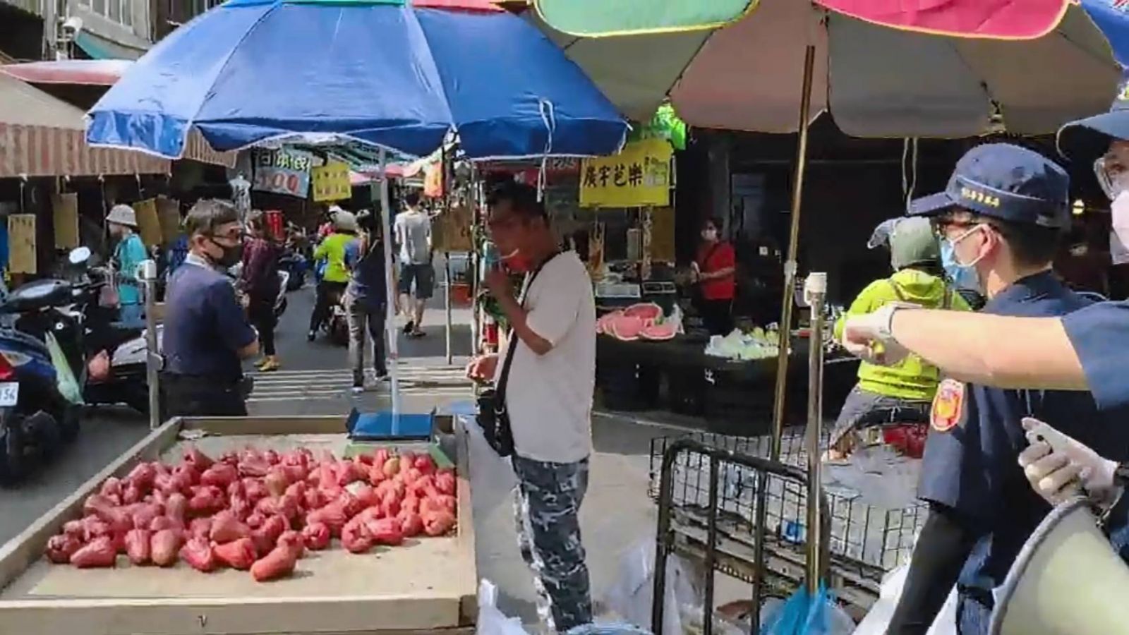 影／不甩勸導戴口罩 惹毛波麗士大人開立告發單 - https://www.watchmedia01.com