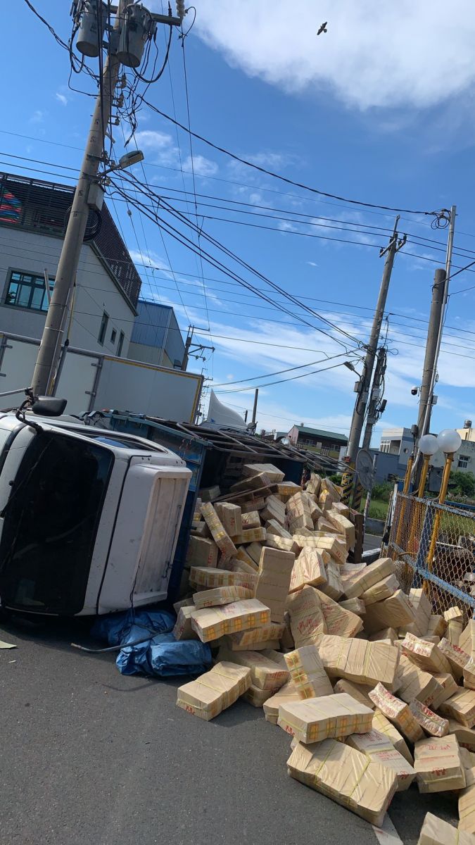 影／鹿港鎮吳厝巷發生類運「鈔」車車禍　車內三人受輕傷 - https://www.watchmedia01.com