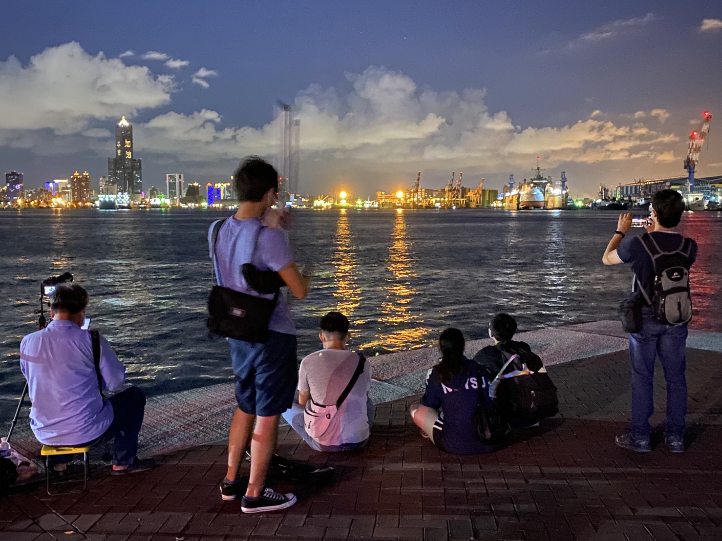 影／攝影玩家高雄港《卡位》搶拍「超級月亮」　路過民眾好奇：發生什麼事？ - https://www.watchmedia01.com