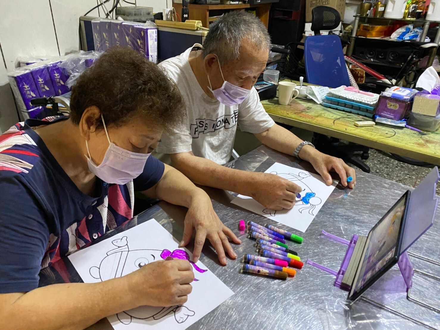 影／疫情期間秀傳提供遠距上課包　長照阿公阿嬤不停學 - https://www.watchmedia01.com