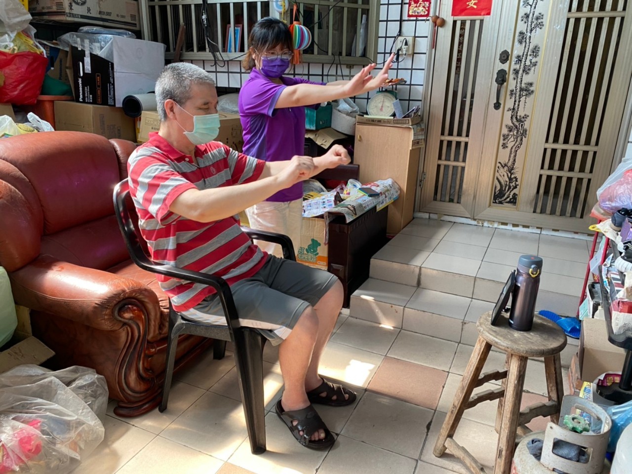 影／疫情期間秀傳提供遠距上課包　長照阿公阿嬤不停學 - https://www.watchmedia01.com