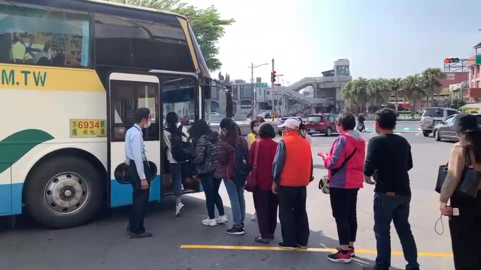 影／疫情全國三級警戒　搭乘公共運具戴口罩加實聯制 - https://www.watchmedia01.com