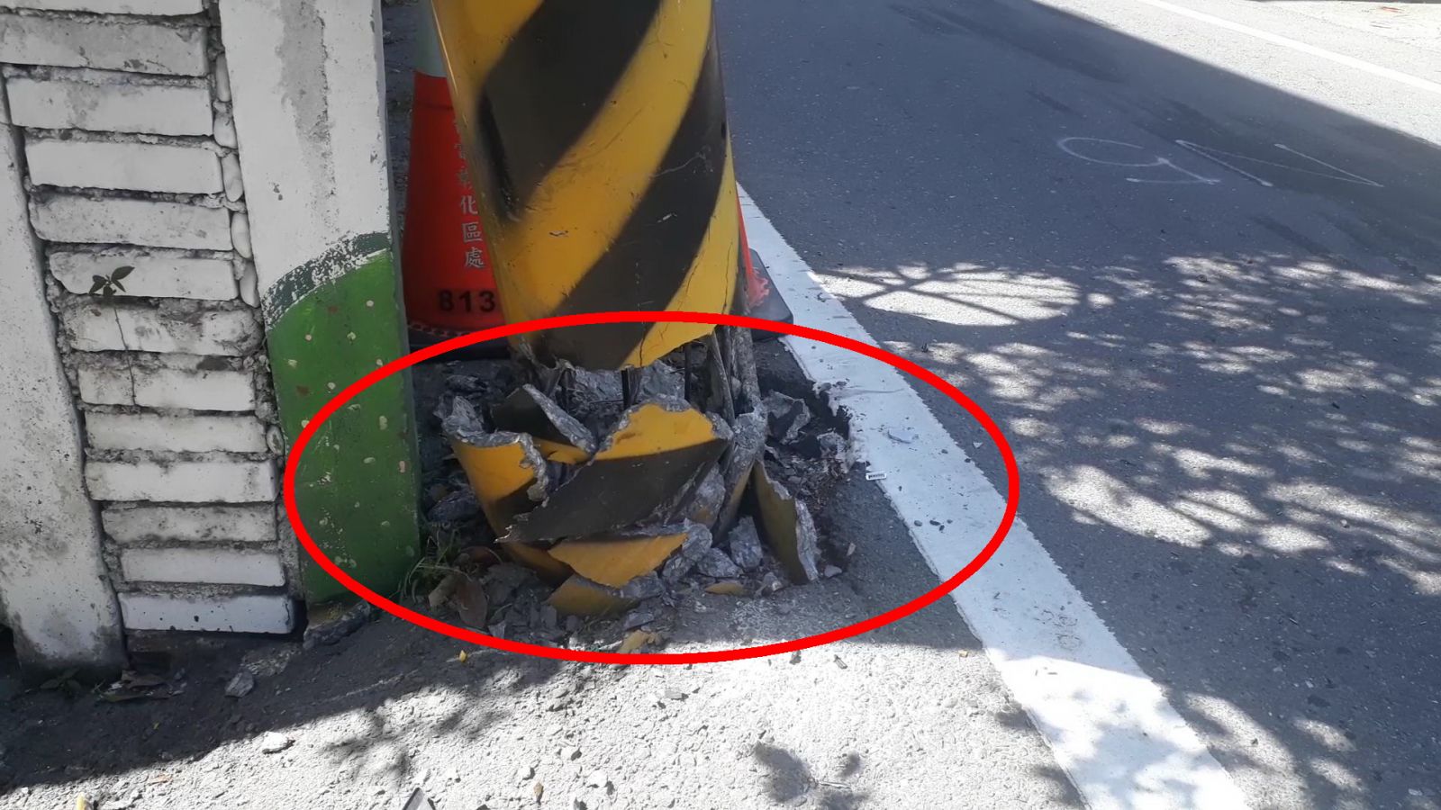影／離奇自撞電線桿斷頭　車頭毀損以削了半邊臉來形容 - https://www.watchmedia01.com