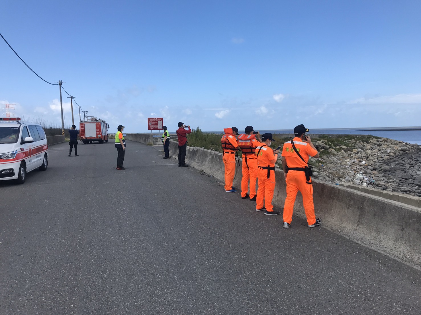 男子挖蛤蜊受困沙洲　海巡人員機警涉水搶救 - https://www.watchmedia01.com