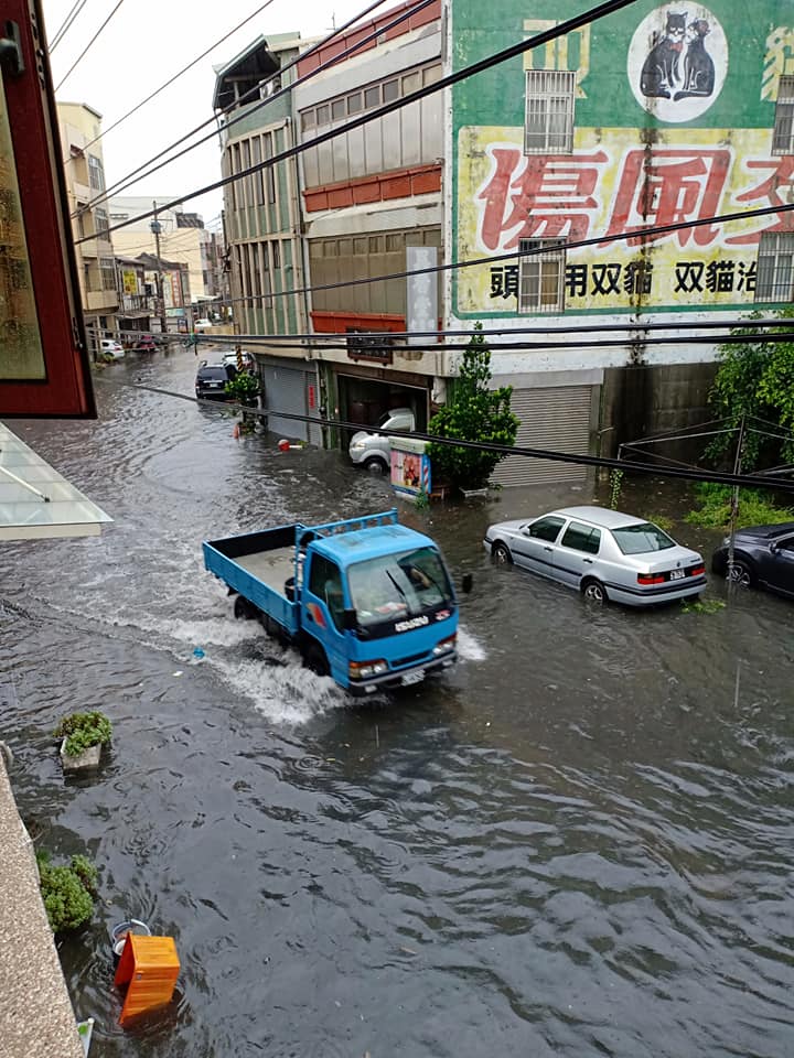 影／強降雨　鹿港老街淹大水天后宮廟埕廣場成湖泊 - https://www.watchmedia01.com
