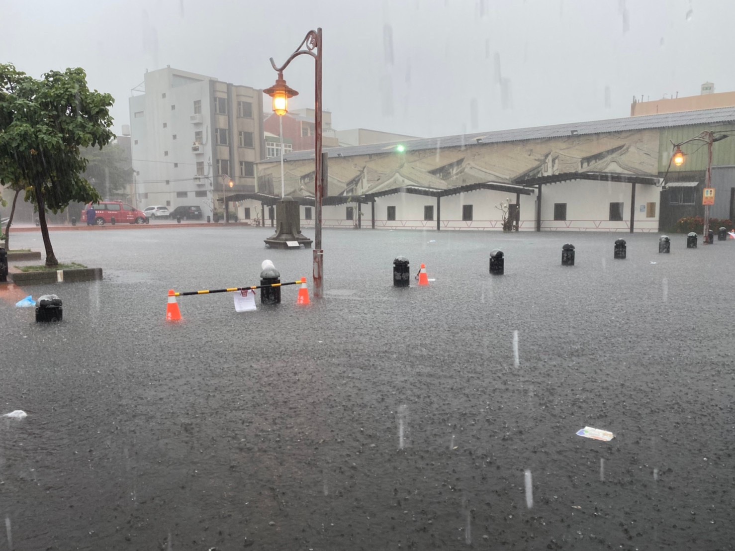 影／強降雨　鹿港老街淹大水天后宮廟埕廣場成湖泊 - https://www.watchmedia01.com
