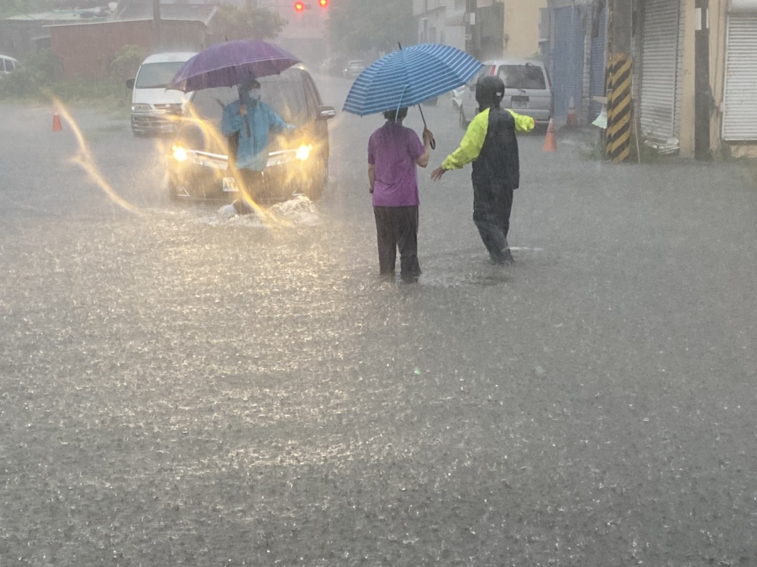 影／強降雨　鹿港老街淹大水天后宮廟埕廣場成湖泊 - https://www.watchmedia01.com