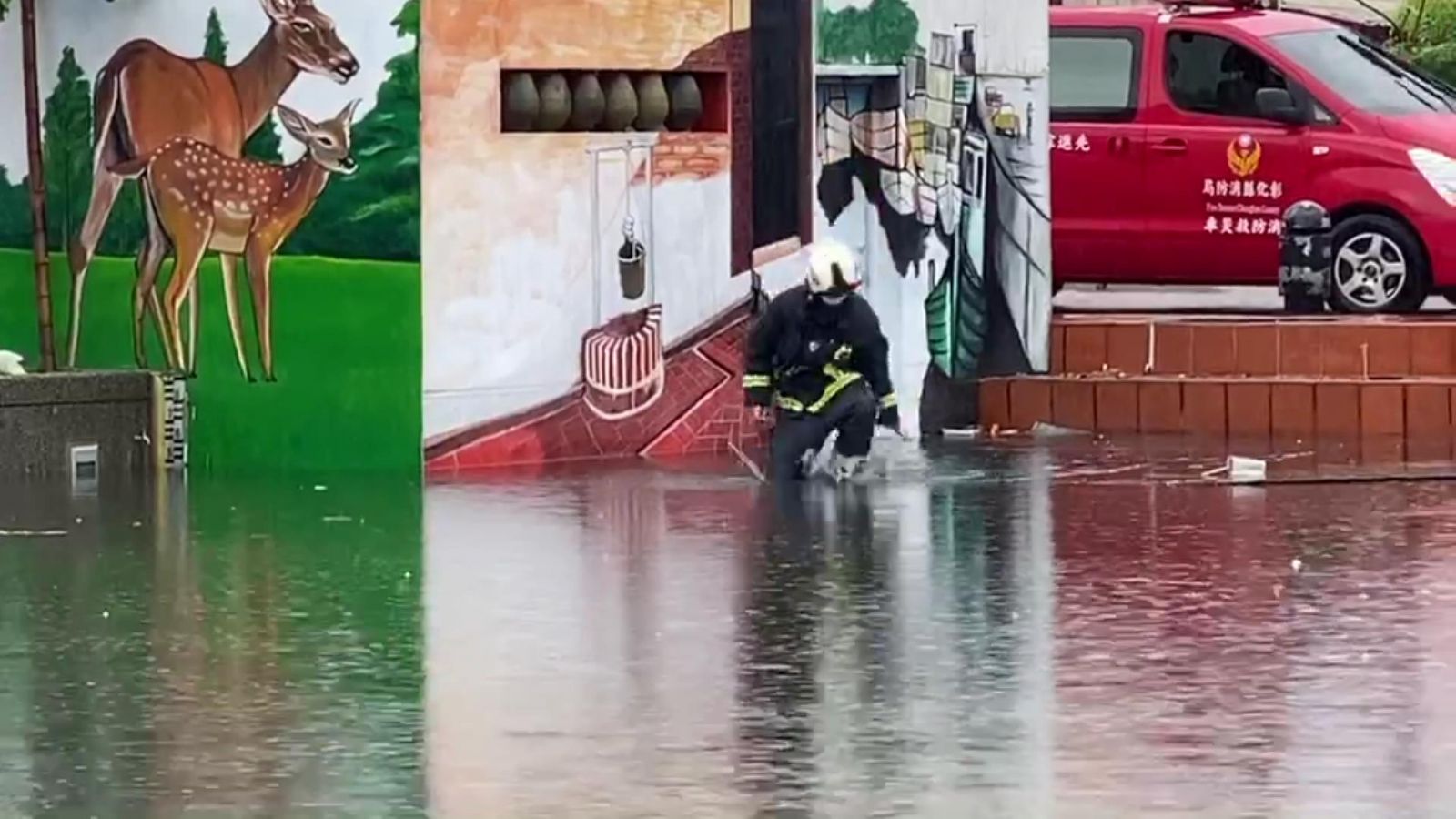 影／強降雨　鹿港老街淹大水天后宮廟埕廣場成湖泊 - https://www.watchmedia01.com