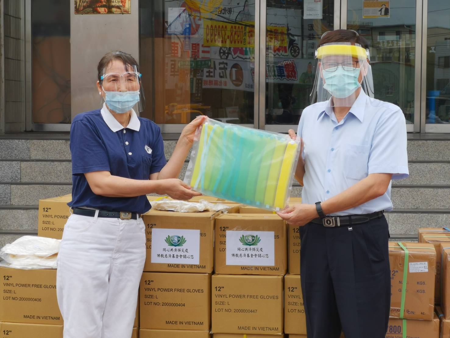 慈濟捐贈防疫面鏡、乳膠手套給彰縣消防局第一線救護人員 - https://www.watchmedia01.com