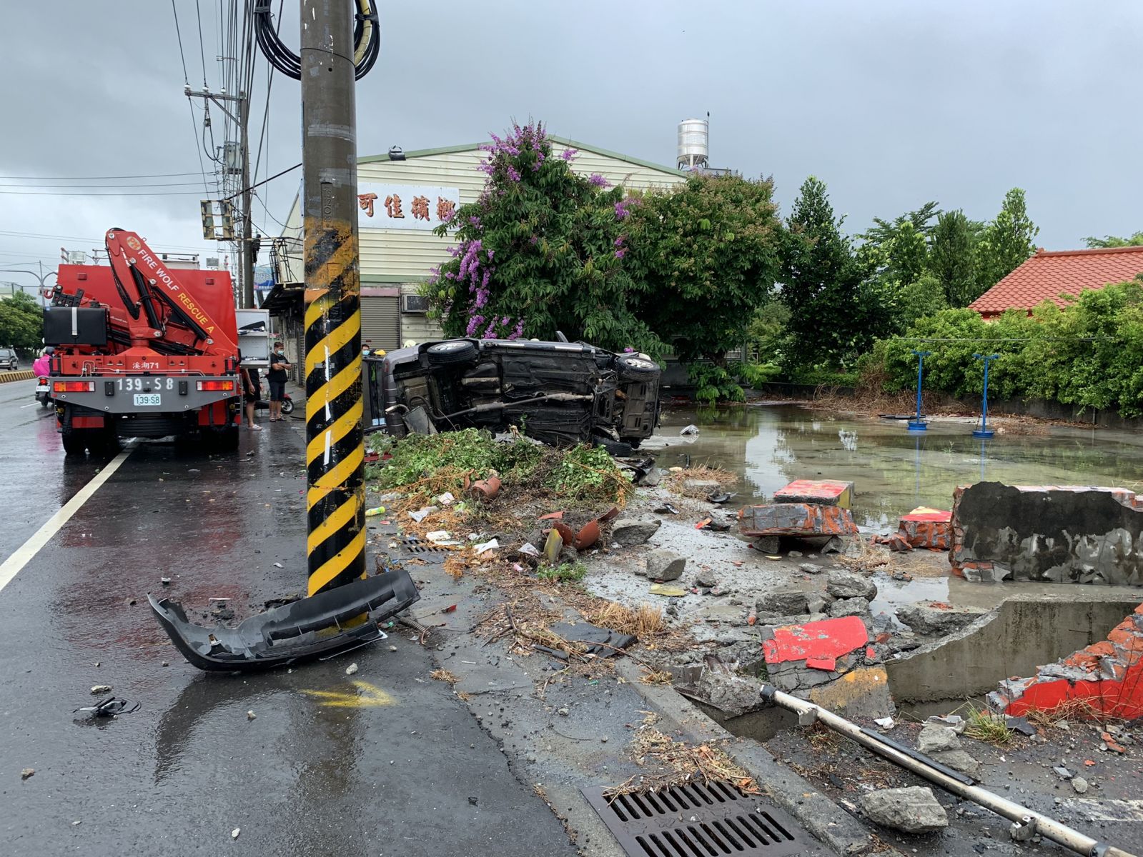 影／大雨狂炸打水漂？　溪湖彰水路死亡車禍　翻車少年身亡 - https://www.watchmedia01.com