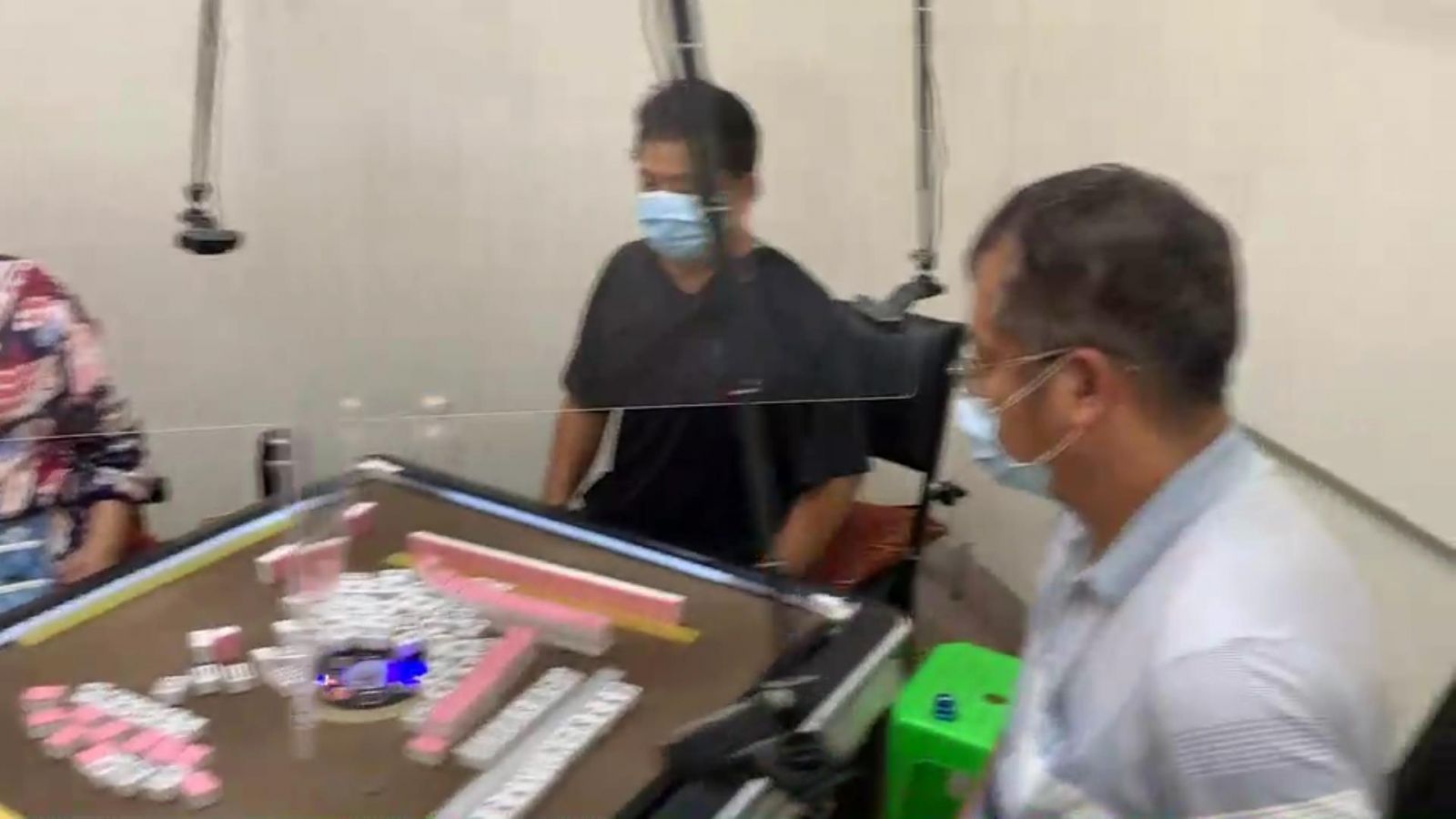 影/太天才了! 這樣打麻將還網路直播　警：違反規定移送裁罰 - https://www.watchmedia01.com