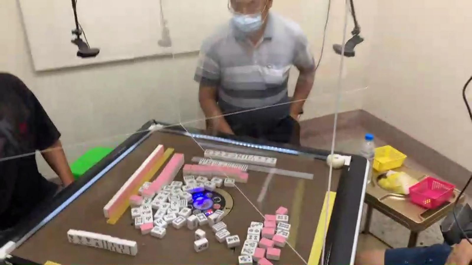 影/太天才了! 這樣打麻將還網路直播　警：違反規定移送裁罰 - https://www.watchmedia01.com