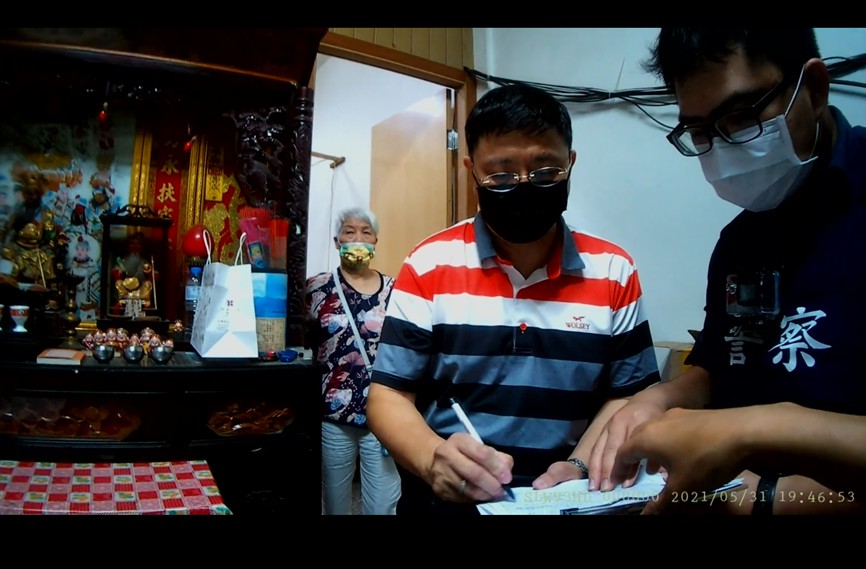 影/太天才了! 這樣打麻將還網路直播　警：違反規定移送裁罰 - https://www.watchmedia01.com