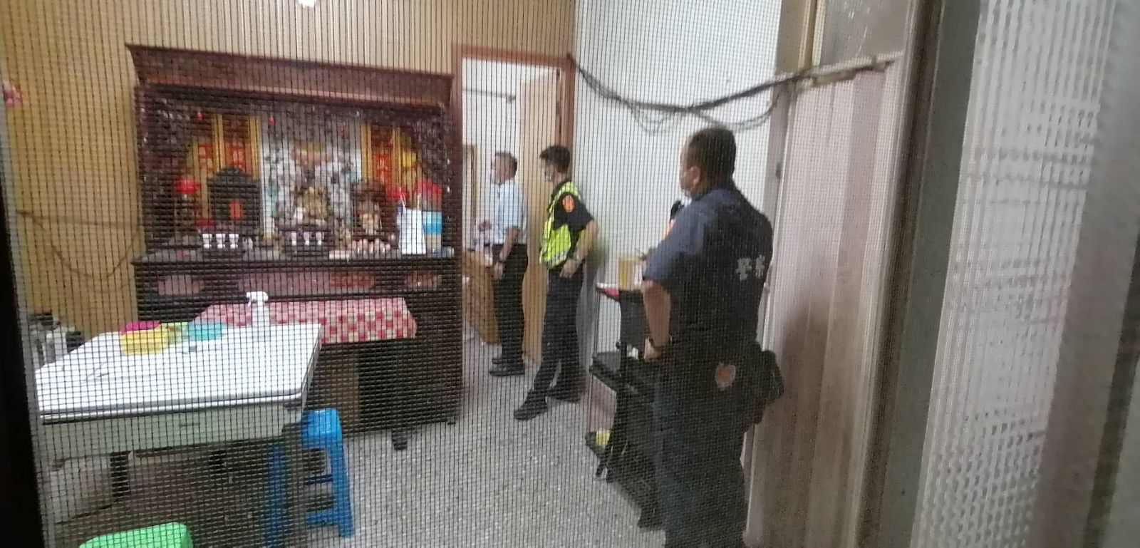 影/太天才了! 這樣打麻將還網路直播　警：違反規定移送裁罰 - https://www.watchmedia01.com