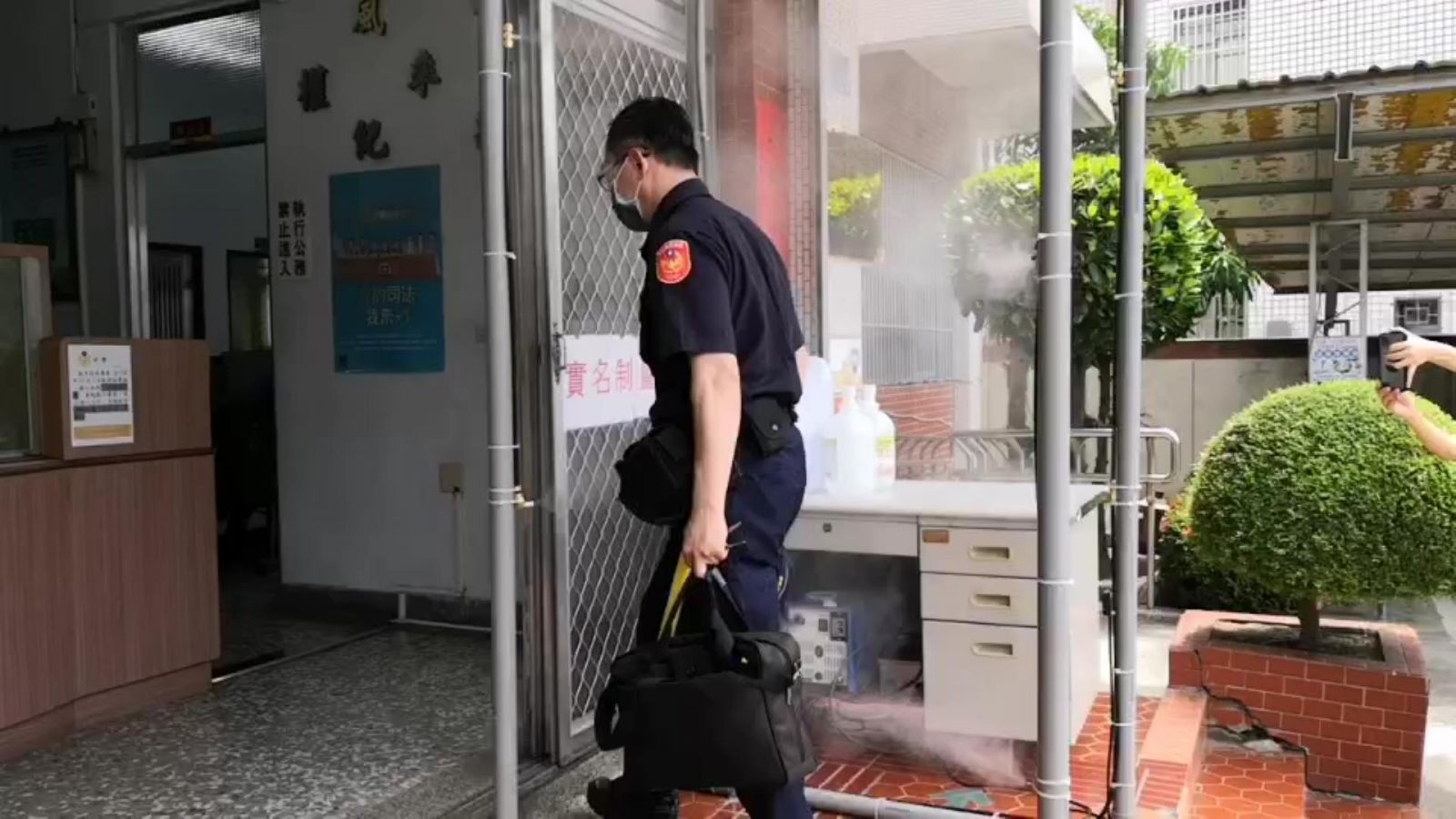 影／進入衙門先淨身　踏入消毒門噴出水霧全身消毒 - https://www.watchmedia01.com