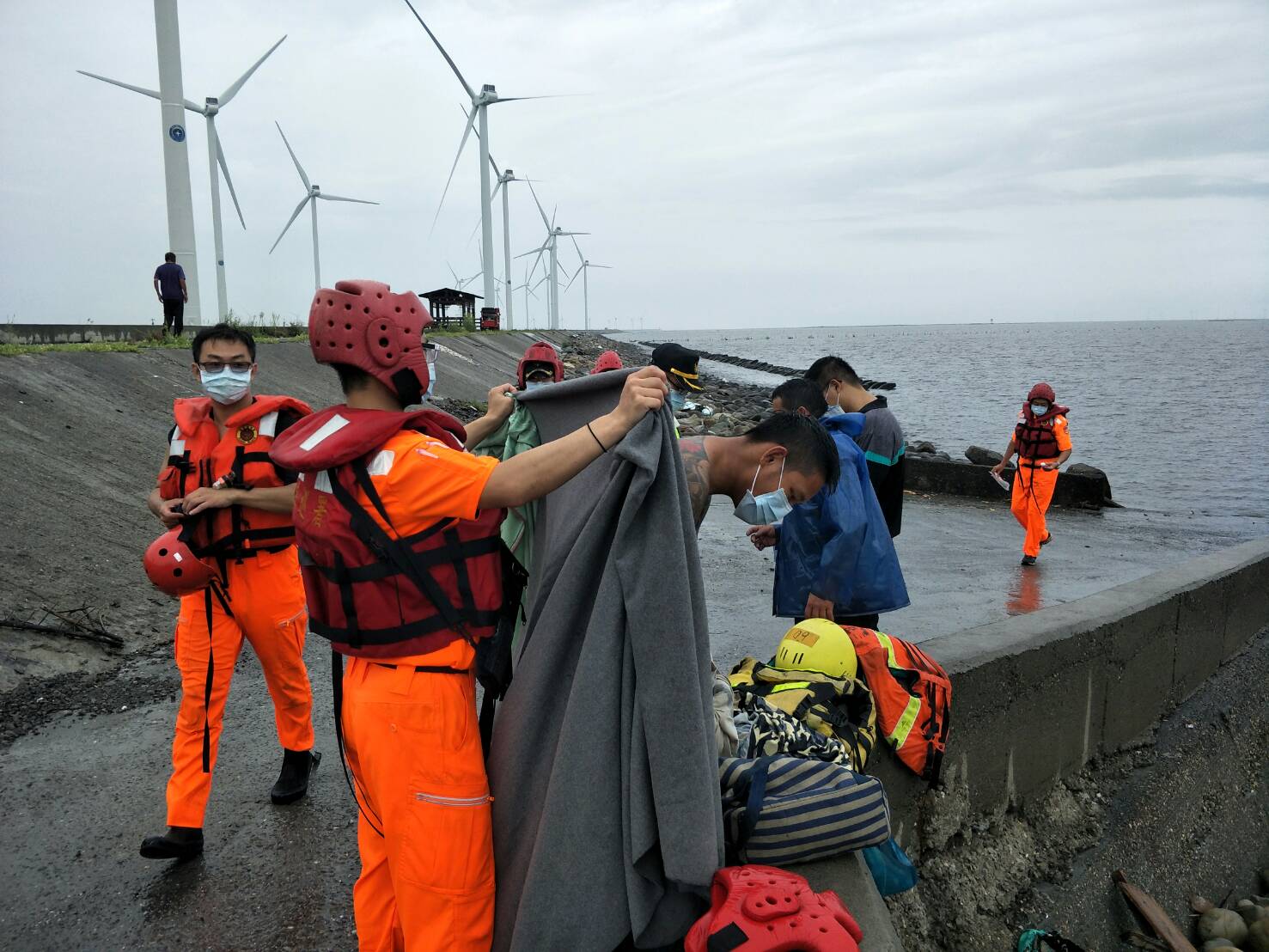 影／捕撈文蛤漁民受困海域　岸巡、消防聯手搶救 - https://www.watchmedia01.com