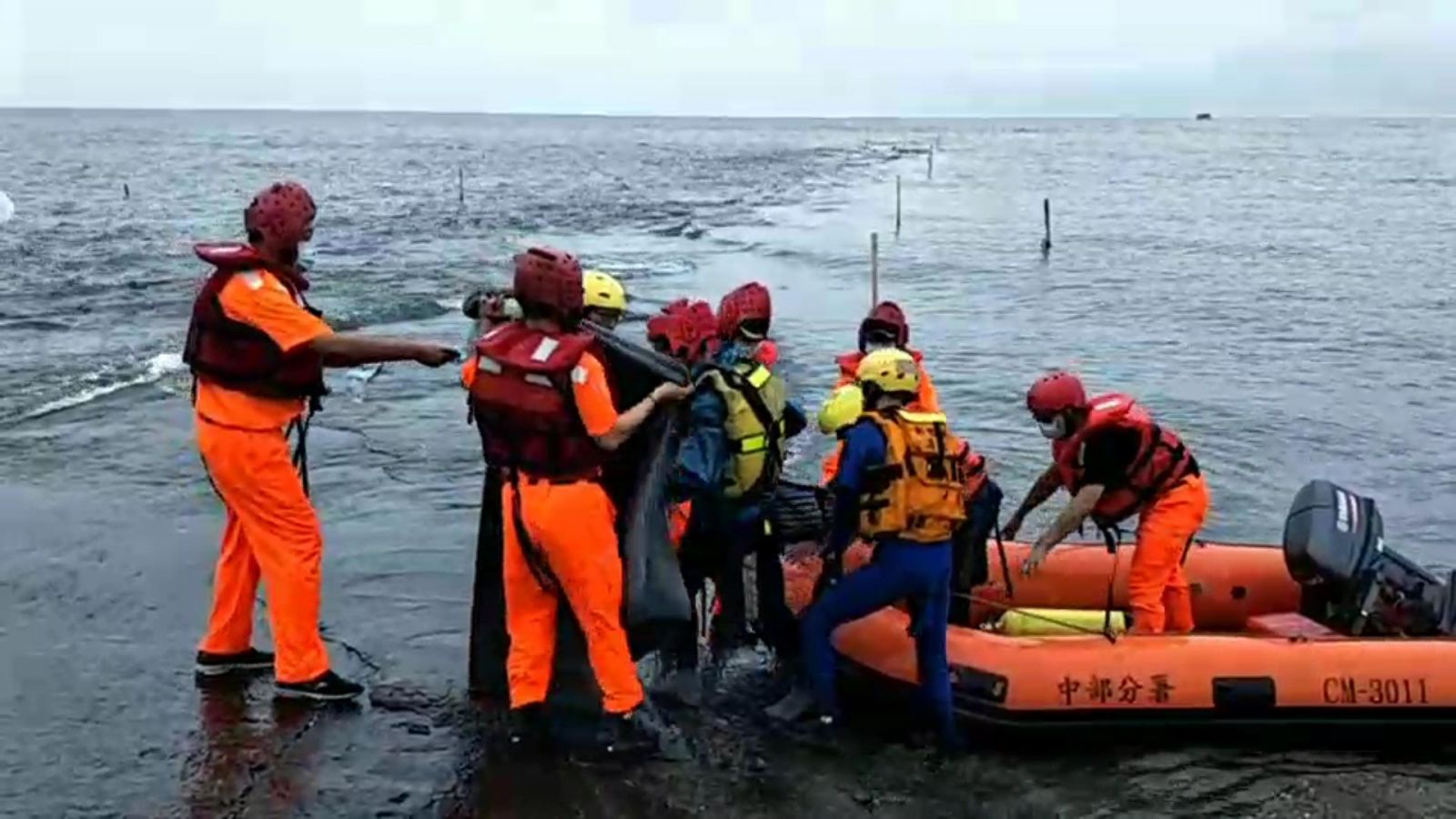 影／捕撈文蛤漁民受困海域　岸巡、消防聯手搶救 - https://www.watchmedia01.com