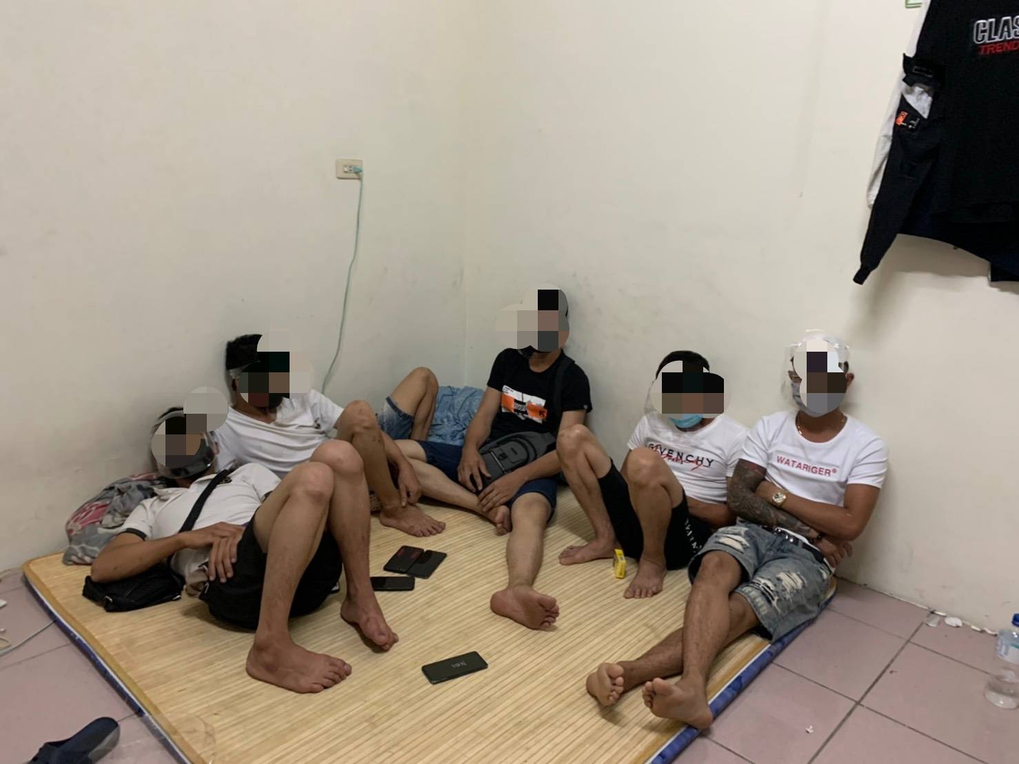 影／等待遣返越南籍移工群聚打牌　溪湖警方一把抓 - https://www.watchmedia01.com