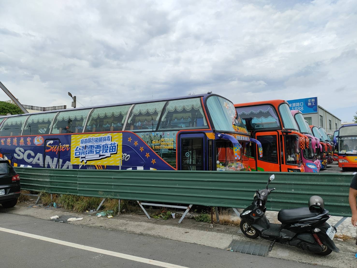 影／六六發聲‧挺醫護要疫苗快閃活動　彰化20輛遊覽車北上 - https://www.watchmedia01.com
