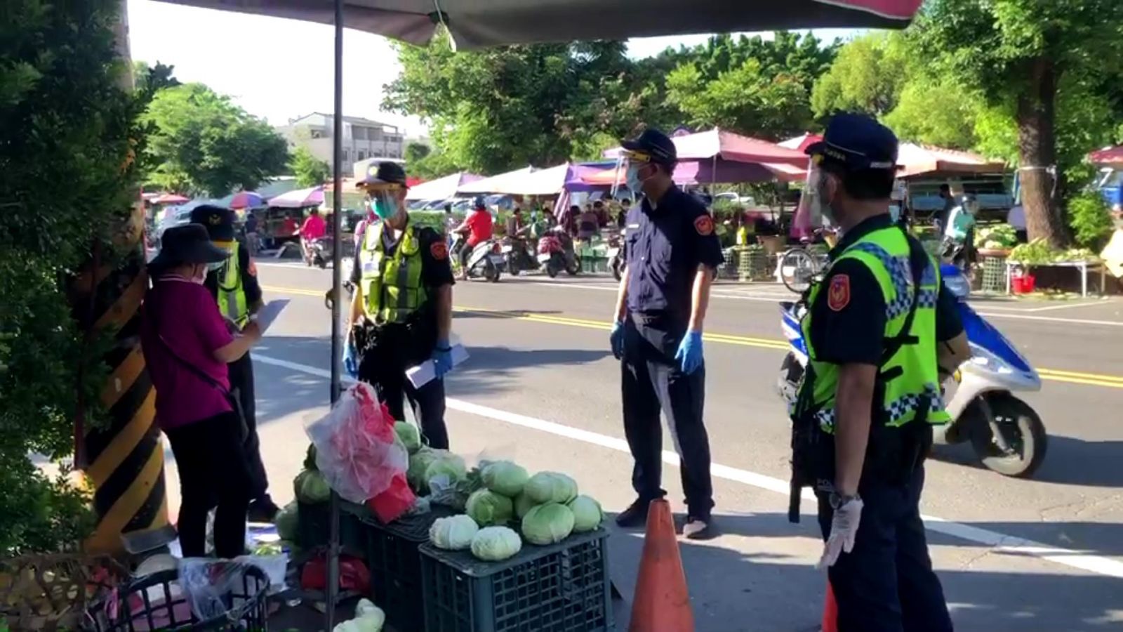 影／彰警勸導市場周邊違規設攤　6 月10日開始執行告發 - https://www.watchmedia01.com