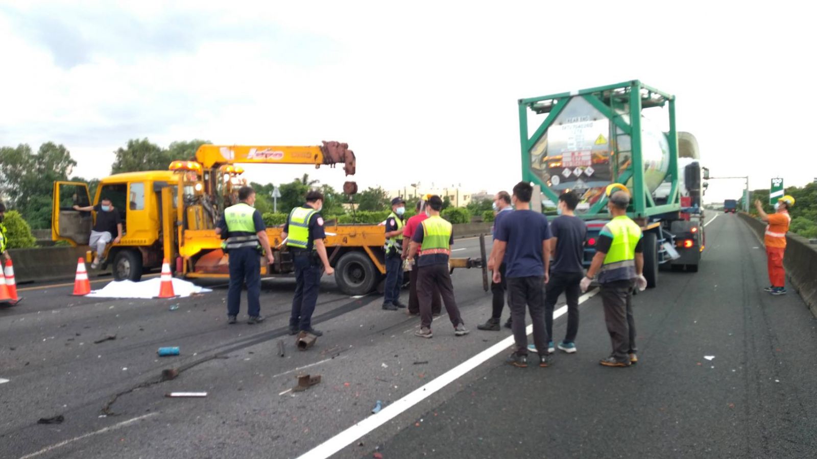 影／國道1號中山高彰化路段4車連環撞　拖吊車司機斷魂 - https://www.watchmedia01.com
