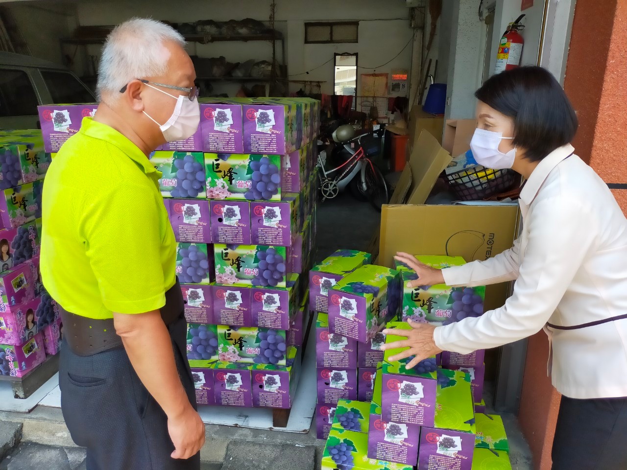 影／力挺溪湖葡萄農　田中工業區廠聯會購三百餘箱葡萄 - https://www.watchmedia01.com