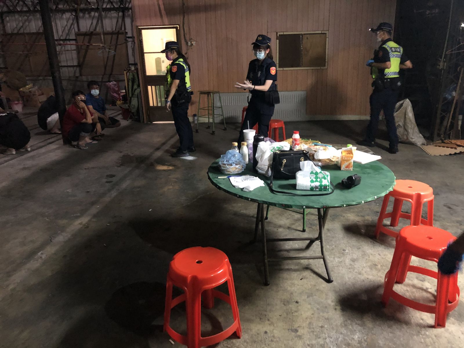 影／通緝犯郊區鐵皮招越南妹暢飲　擺梅花桌群聚 - https://www.watchmedia01.com